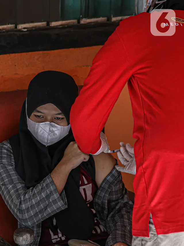 Vaksinasi COVID-19 Secara Dari Rumah ke Rumah di Bogor
