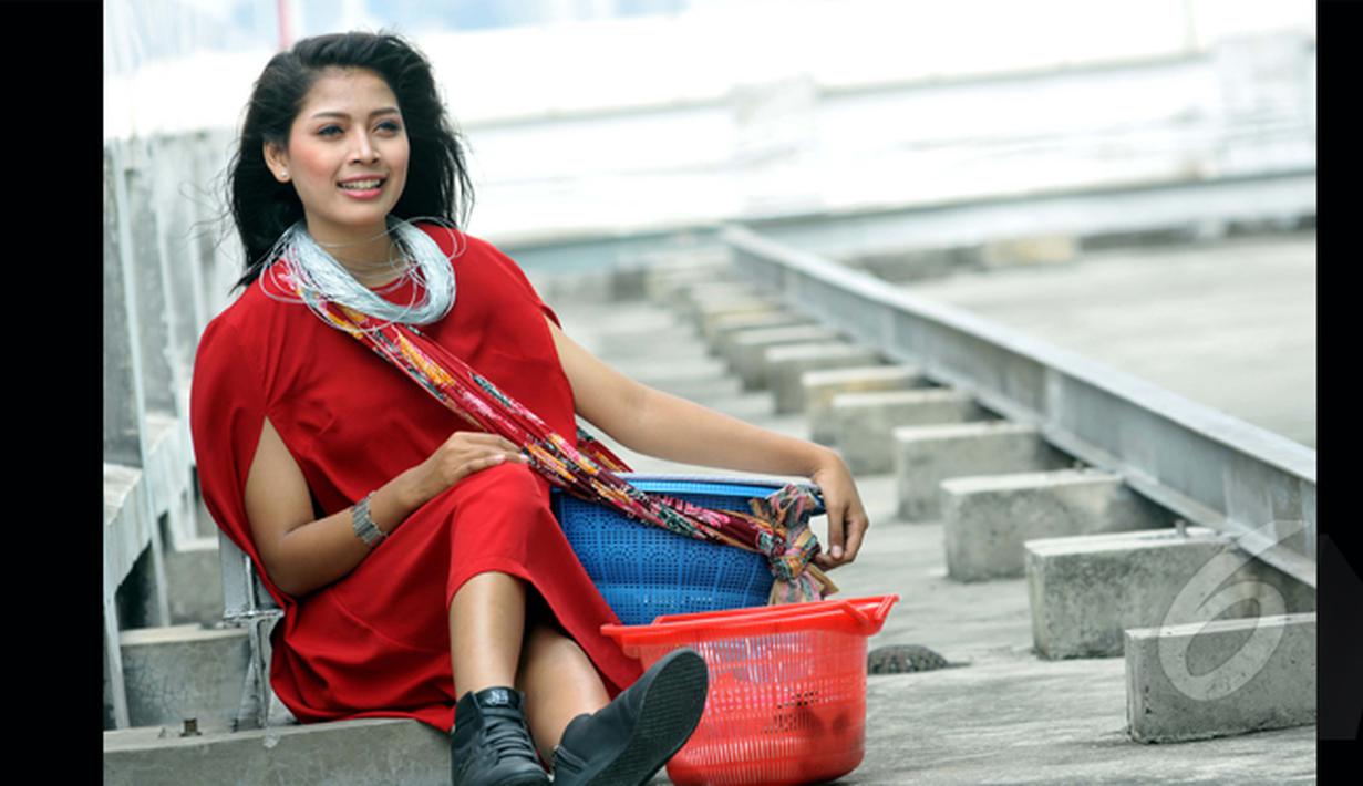  Ninih si penjual Getuk tampil sangat cantik saat menghadiri sesi pemotretan di Liputan6.com, Jakarta, Rabu (28/1/2015). (Liputan6.com/Panji Diksana)