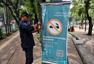 Pemerintah Provinsi Daerah Khusus Jakarta akan segera mengesahkan Rancangan Peraturan Daerah (Ranperda) Kawasan Tanpa Rokok (KTR) yang mengatur pelarangan aktivitas tentang rokok di fasilitas umum seperti sekolah, transportasi publik dan area terbuka yang digunakan oleh masyarakat luas. (Liputan6.com/Angga Yuniar)
