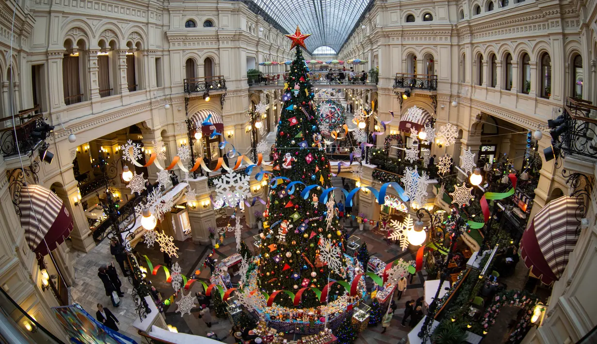 Dekorasi Natal dan Tahun Baru menghiasi Moscow GUM State Department Store di Moskow, Rusia, Selasa (4/12). (AP Photo/Alexander Zemlianichenko)