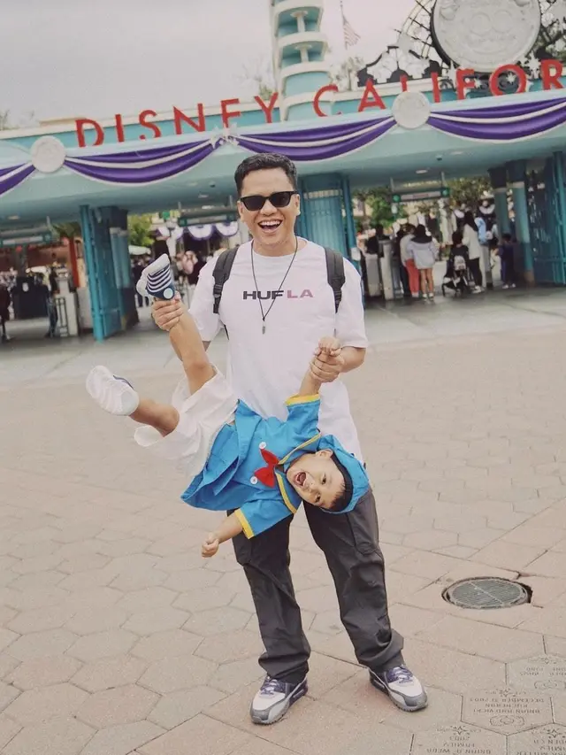 11 Potret Liburan Keluarga Arief Muhammad ke US, Rayakan Ulang Tahun Baim di Disneyland