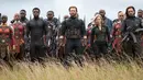 (baris depan dari kiri) Danai Gurira, Chadwick Boseman, Chris Evans, Scarlet Johansson dan Sebastian Stan beradu akting dalam film Avengers Infinity War. Film ini dijadwalkan dirilis di Indonesia pada 25 April 2018. (Chuck Zlotnick/Marvel Studios via AP)