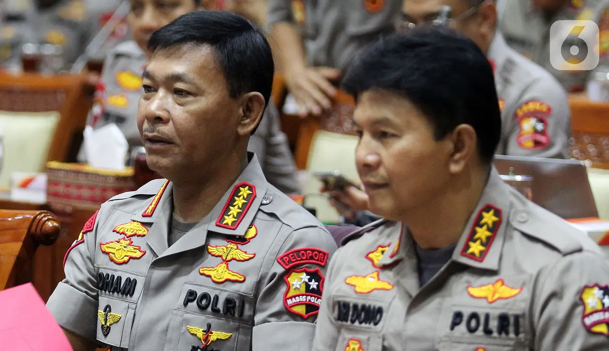 Kapolri Jenderal Polisi Idham Azis (kiri) dan Wakapolri Komjen Ari Dono saat rapat kerja perdana dengan Komisi III DPR di Kompleks Parlemen, Jakarta, Rabu (20/11/2019). Rapat membahas anggaran, pengawasan, dan isu-isu terkini di Indonesia termasuk bom di Polrestabes Medan. (Liputan6.com/JohanTallo)