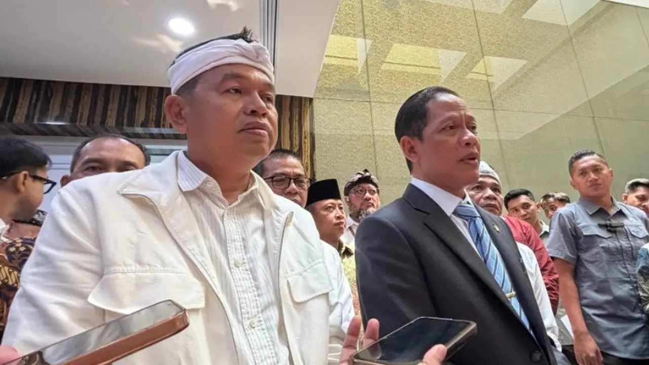 Menteri Lingkungan Hidup Hanif Faisol Nurofiq dan Gubernur Jawa Barat Dedi Mulyadi usai penandatangan PKS PSEL Bandung Raya dan Bogor-Depok.