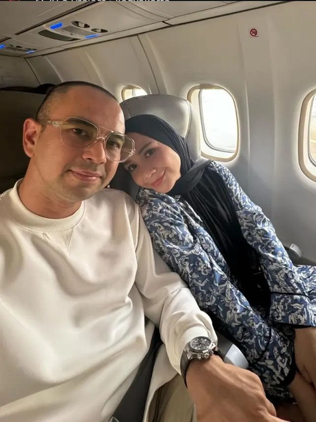 Nagita Slavina dan Raffi Ahmad Pulang Haji