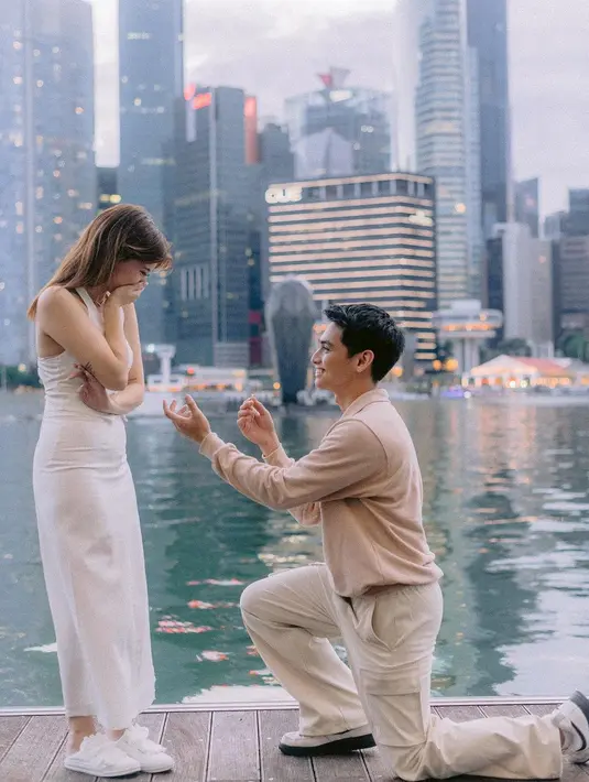 Cassandra Lee dilamar di tepi danau Marina Bay Sands dengan tampilan feminin kasual [@cassandrasless]