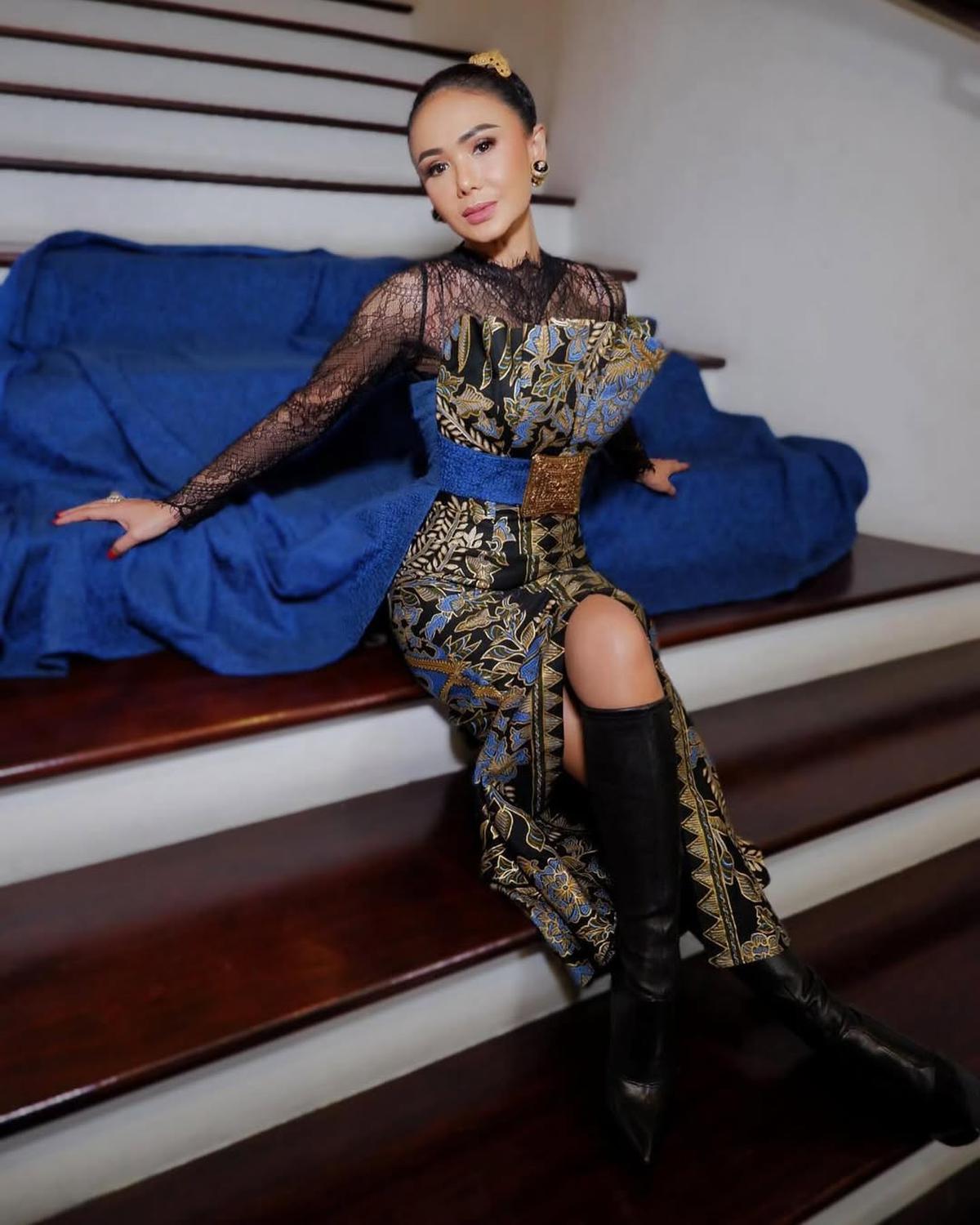 7 Potret Cantik Yuni Shara dengan Kebaya dan Baju Adatnya, Bisa Jadi Inspirasi Tampil Elegan