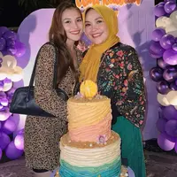 Ayu Ting Ting saat Beri Kejutan Ulang Tahun Ibundanya ke-53. [@ayutingting92]