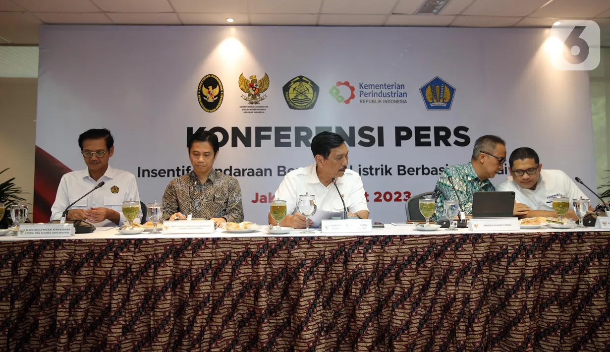 Menteri Koordinator Bidang Kemaritiman dan Investasi Luhut Binsar Pandjaitan (tengah) bersama Menteri Perindustrian Agus Gumiwang Kartasasmita (kedua kanan) saat menggelar konferensi pers di Jakarta, Senin (6/3/2023). Keterangan pers tersebut terkait pemerintah akan mengucurkan insentif Kendaraan Bermotor Listrik Berbasis Baterai (KBLBB) pada 20 Maret 2023. (Liputan6.com/Johan Tallo)