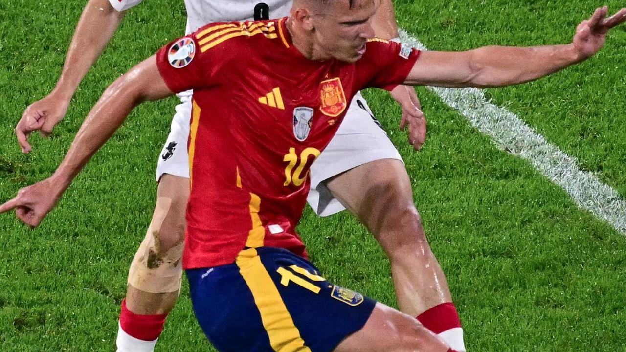 Sempat dikejutkan dengan gol bunuh diri, Robin Le Normand pada menit ke-18. Spanyol bangkit dan menyamakan kedudukan lewat gol Rodri di menit ke-39. (JAVIER SORIANO / AFP)