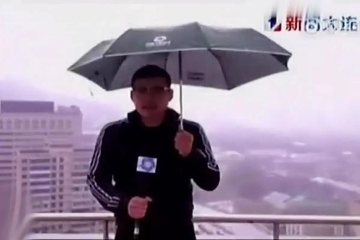 VIDEO: Detik-Detik Reporter Disambar Petir Saat Live Report 