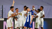 Pemain Real Madrid merayakan gol yang dicetak Marco Asensio ke gawang Alaves pada laga lanjutan La Liga pekan ke-35 di Stadion Alfredo di Stefano, Sabtu (11/7/2020) dini hari WIB. Real Madrid menang 2-0 atas Alaves. (AFP/Gabriel Bouys)