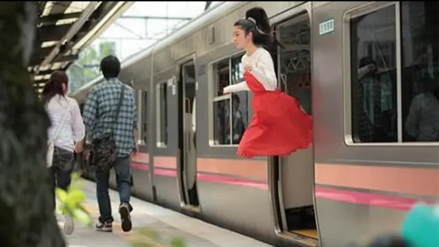 Penampakan Gadis Tidak Menapak di Tempat Umum  