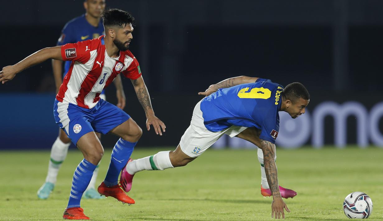 Striker Brasil, Gabriel Jesus (kanan) berusaha melewati hadangan bek Paraguay, Omar Alderete dalam laga kualifikasi Piala Dunia 2022 Zona Conmebol di Defensores del Chaco Stadium, Asuncion, Selasa (8/6/2021). Brasil menang 2-0 atas Paraguay. (AP/Jorge Saenz)