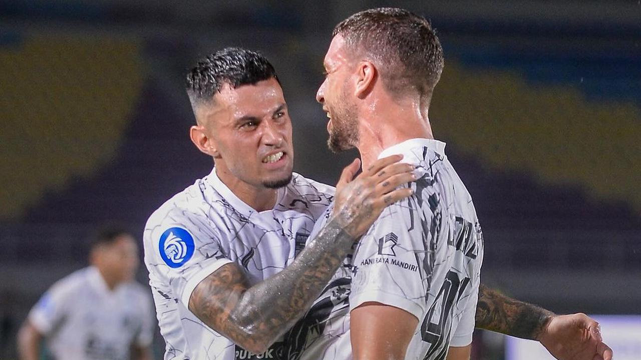 Dua pemain Borneo FC, Stefano Lilipaly dan Felipe Cadenazzi.