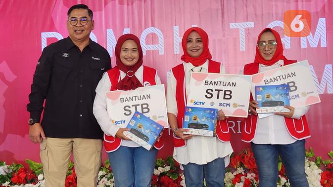 <p>Gilang Iskandar, Corporate Secretary SCTV, INDOSIAR dan SCM membagikan 1.300 STB dan 300 paket sembako ke warga di Palembang. (Doc: Istimewa)</p>