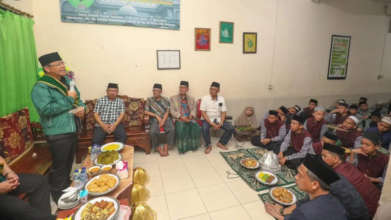 Plt Ketua Umum Partai Persatuan Pembangunan (PPP) Muhamad Mardiono menjalin silaturahmi dan mendatangi salah satu pondok pesantren tertua di Makassar, yaitu Ponpes Tilawah dan Tahfidzul Qur’an Yayasan Masjid Taqwa (Istimewa)