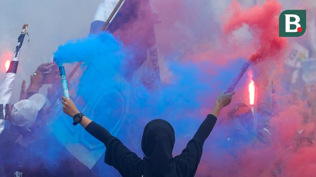 Foto: Euforia Bobotoh dan Pemain Persib Bandung Saat Pawai Juara BRI Liga 1