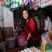 Meski sudah menjadi Ibu Negara, Iriana Jokowi  masih turun sendiri belanja persiapan pernikahan putra sulungnya Gibran Rakabuming Raka. (M. Akrom Sukarya/Bintang.com)