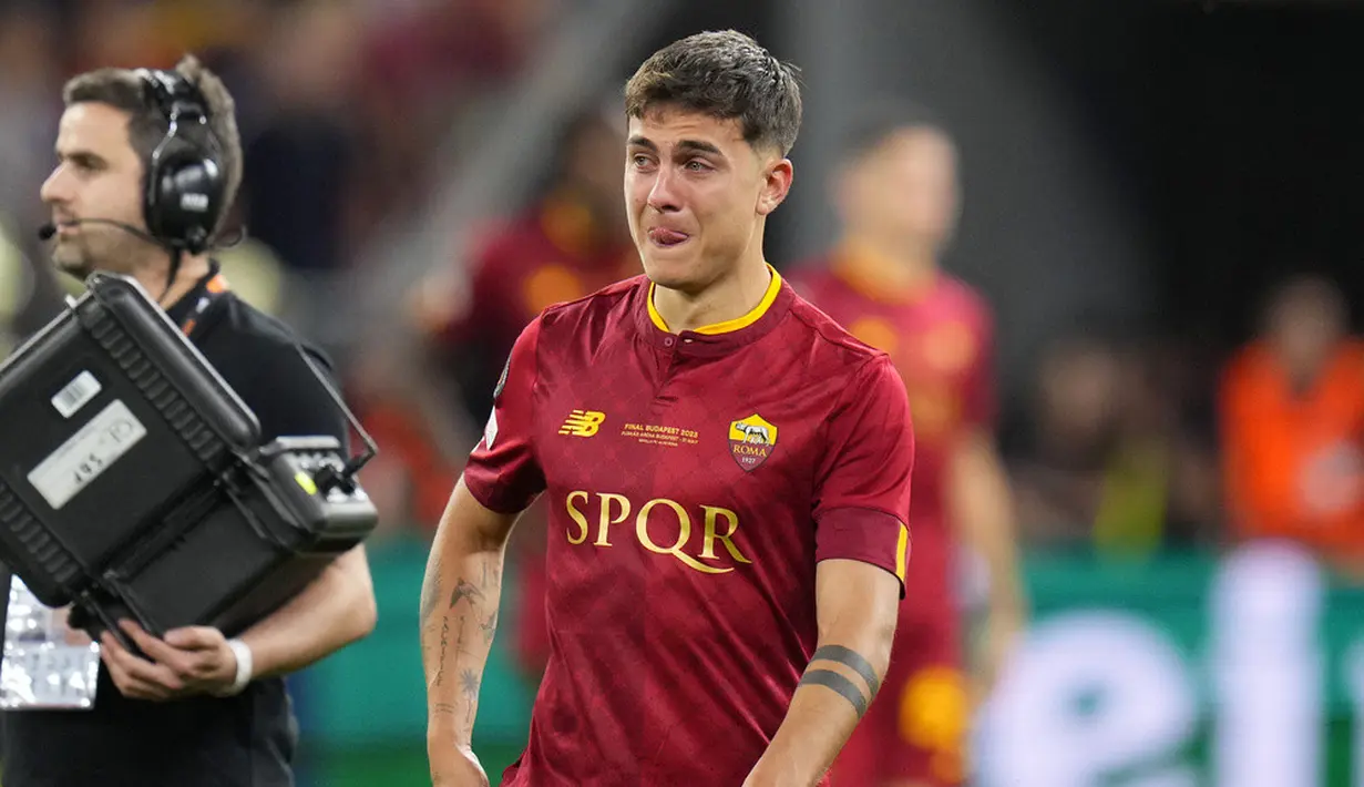 <p>Pemain AS Roma Paulo Dybala pada akhir pertandingan sepak bola final Liga Europa antara Sevilla dan AS Roma di Puskas Arena, Budapest, Hungaria, Rabu (31/5/2023). Sevilla mengalahkan AS Roma 4-1 dalam adu penalti setelah pertandingan berakhir imbang 1-1. (AP Photo/Petr David Josek)</p>