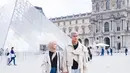 Berpose di Museum Louvre, keduanya kompak pakai trench coat dan kaos hitam. (Instagram/rizkybillar).