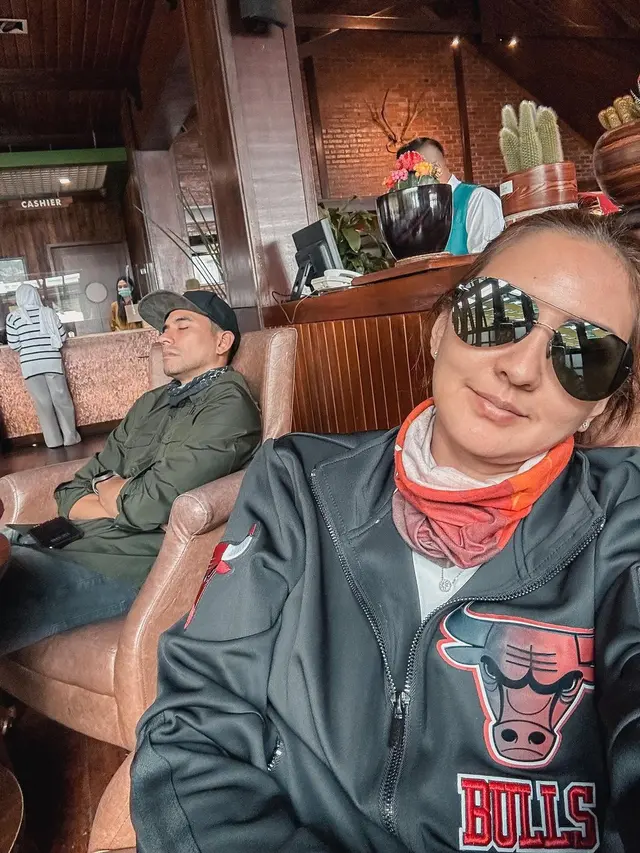 7 Potret Seru Darius Sinathrya dan Donna Agnesia  saat Touring Bareng