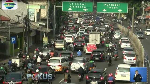 Kemacetan juga terjadi di ruas jalan KH Abdulah Syafei, Tebet, Jakarta Selatan.