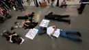 Demonstran berbaring telungkup menggambarkan George Floyd selama aksi protes terhadap kebrutalan polisi di Boston Common, Rabu (3/6/2020). Aksi tersebut menyimbolkan momen terakhir Floyd saat lehernya ditindih lutut oleh petugas kepolisian Minneapolis pada 25 Mei lalu. (AP/Charles Krupa)