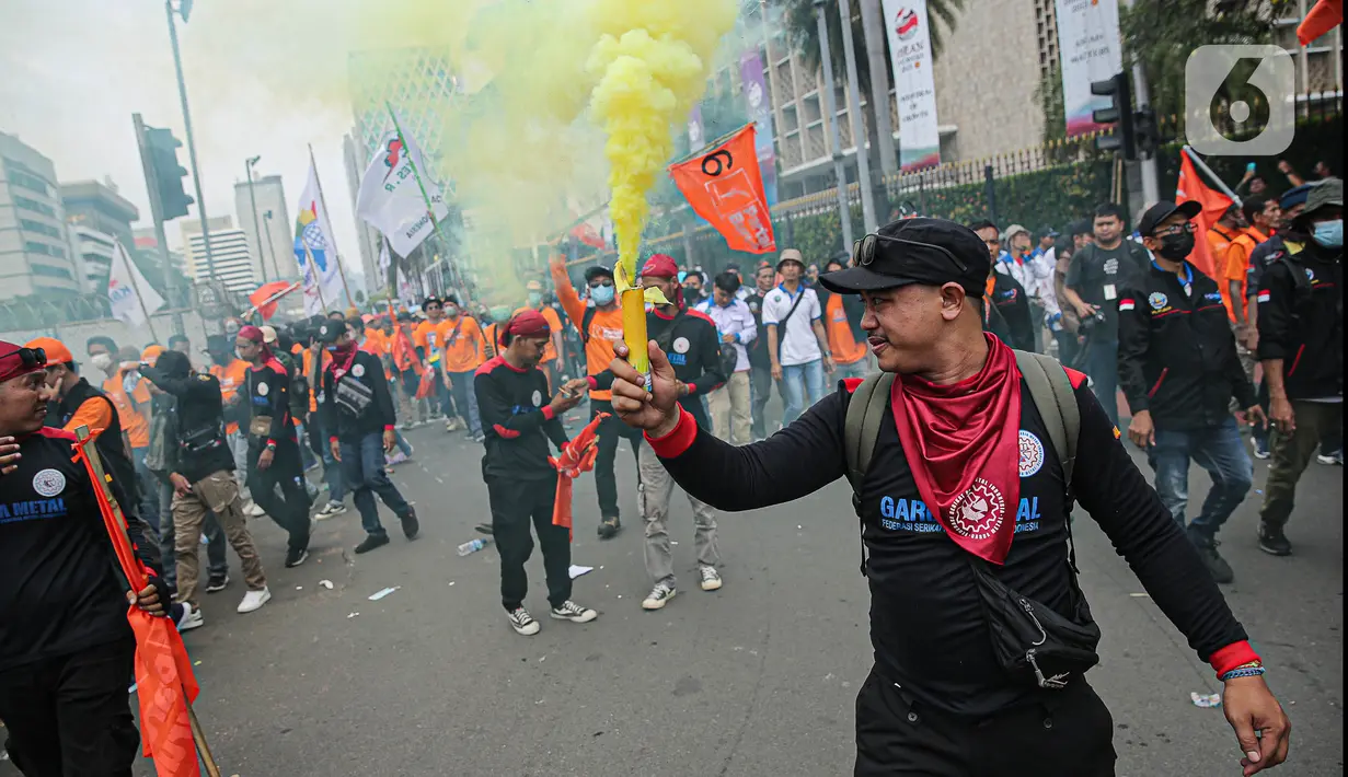 Di Jakarta, massa buruh terbagi menjadi dua yaitu Patung Kuda Arjuna Wiwaha, Jakarta Pusat dan kawasan Gedung DPR/MPR. (Liputan6.com/Faizal Fanani)