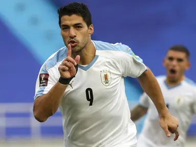 Penyerang Uruguay, Luis Suarez berselebrasi setelah mencetak gol dari titik penalti ke gawang Kolombia dalam laga Kualifikasi Piala Dunia 2022 wilayah Amerika Selatan di stadion Metropolitano, Barranquilla, Jumat (13/11/2020). Uruguay mengalahkan  Kolombia 3-0. (AP Photo/Fernando Vergara)