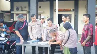 Suporter Solo-Semarang Ganti Motor Guru yang Dibakar usai Laga Derby Jateng (Dewi Divianta/Liputan6.com)