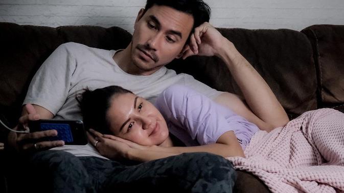 Darius Sinathrya Pamer Pose di Ranjang dengan Donna Agnesia, Reaksi Ivan Gunawan Bikin Heboh - Vimarsana News