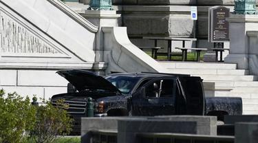 Pihak berwenang menyelidiki sebuah truk pikap yang diparkir di trotoar di depan Perpustakaan Kongres AS, di sebelah timur gedung Capitol, Washington, Kamis (19/8/2021). Seorang pria dalam kendaraan tersebut di parkiran mengaku memiliki sejumlah bahan peledak. (AP Photo/Alex Brandon)