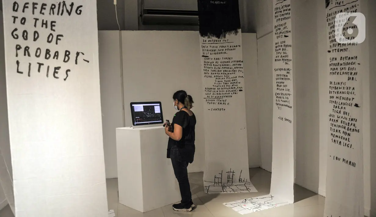 Pengunjung mengamati karya seni yang ditampilkan dalam Pameran Manifesto VIII: Transposisi di Galeri Nasional, Jakarta Pusat, Senin (8/8/2022). Pameran yang berlangsung hingga 26 Agustus 2022 ini menampilkan 108 karya terpilih dari perupa Indonesia. (merdeka.com/Iqbal S. Nugroho)