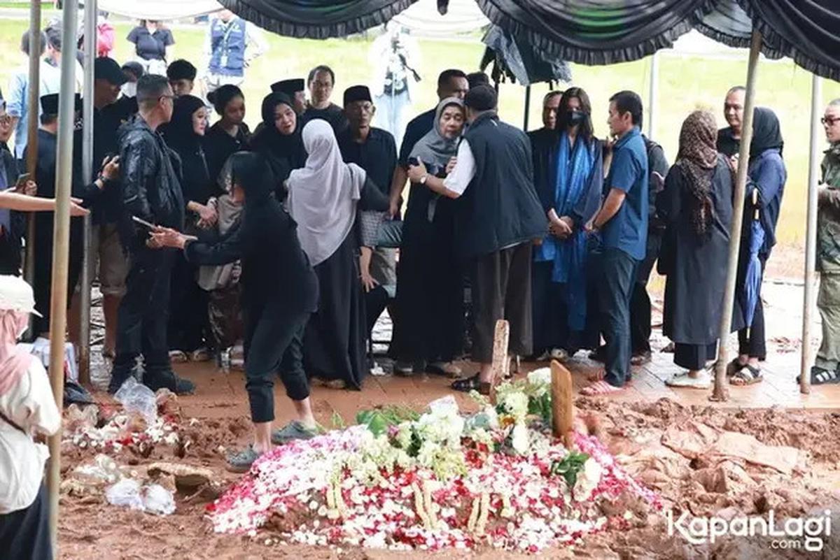6 Potret Sheila Dara di Pemakaman Vidi Aldiano, Kenakan Pashmina Warna Biru