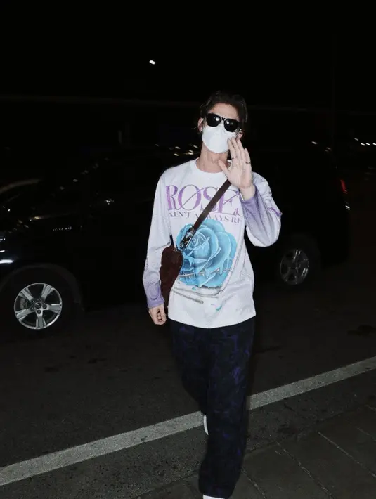 Ia mengenakan atasan bermotif mawar, celana panjang bermotif mawar, dan tas Knight berukuran besar.  [DokBurberry/bbrightvc]