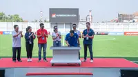 Penandatangan prasasti sebagai tanda diresmikannya Supersoccer Arena oleh President Director Djarum Foundation Victor Rachmat Hartono di Kudus, Jawa Tengah, Minggu, 3 September 2023. (foto: istimewa)