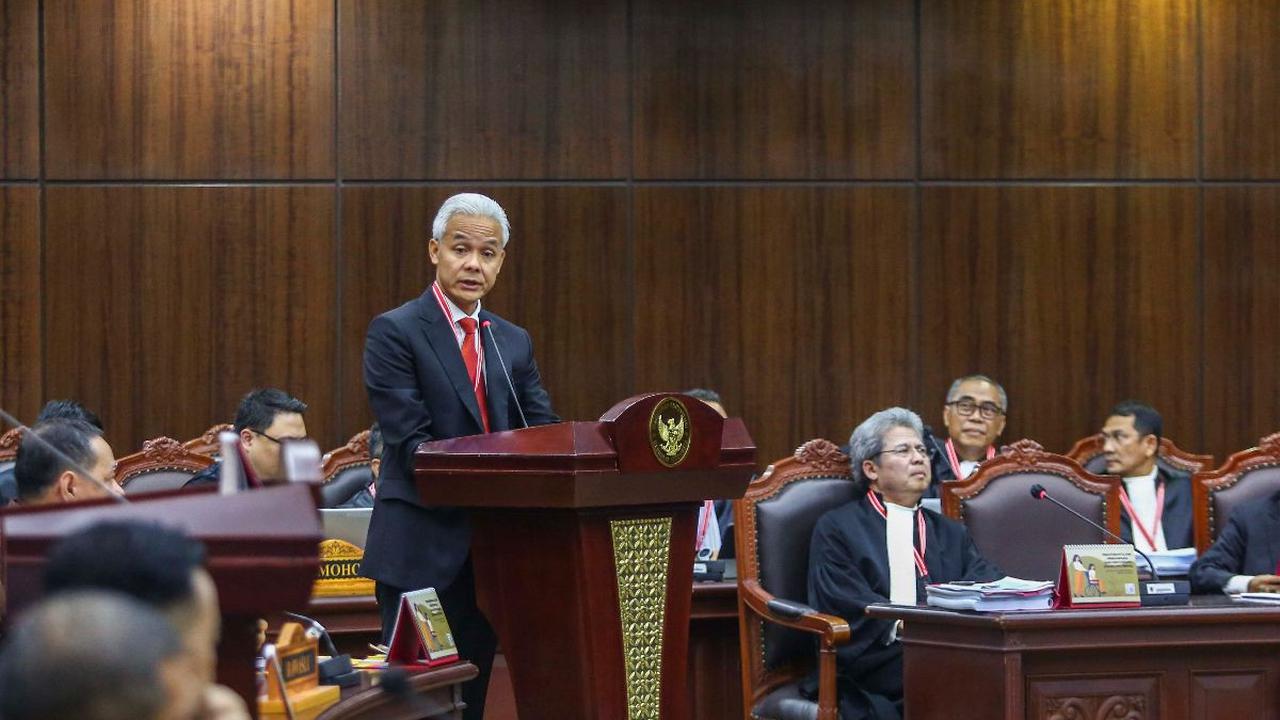 Pasangan capres-cawapres nomor urut 3, Ganjar Pranowo dan Mahfud MD didampingi tim hukumnya mengikuti Sidang Perselisihan Hasil Pemilihan Umum (PHPU) di Gedung Mahkamah Konstitusi (MK), Jakarta, Rabu (27/3/2024).&nbsp; Dalam momen tersebut tim hukum Ganja