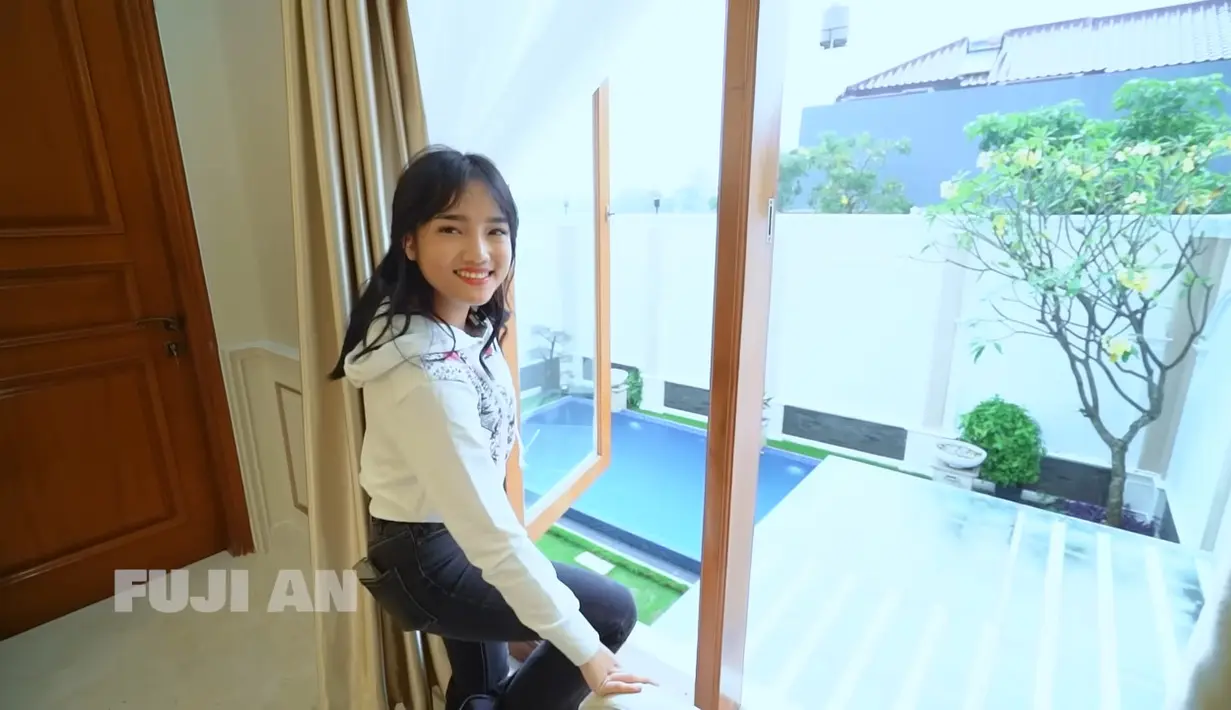 Bagian menarik lain adalah jendela yang tampak lebar. Jendela itu menyajikan pemandangan indah dengan kolam renang dan bagian yang terbuka. [YouTube Fuji An]