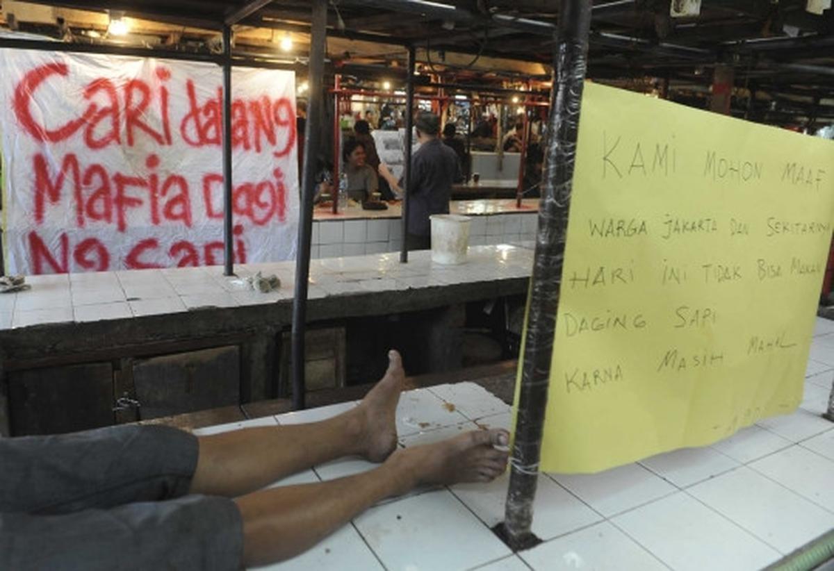 Tuntut turunkan harga, pedagang daging sapi di Senen mogok berjualan