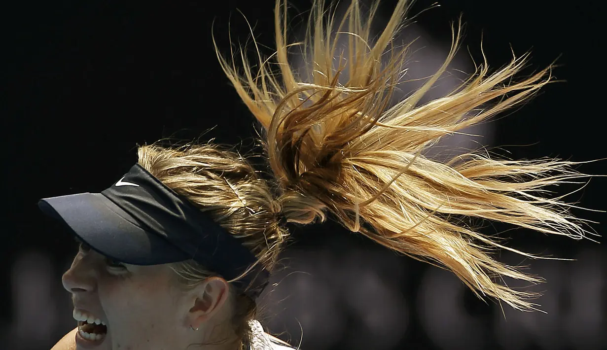 Kibasan rambut petenis putri Rusia, Maria Sharapova, saat menghadapi petenis AS, Serena Williams, dalam perempatfinal tenis Australia Terbuka 2016 di Melbourne Park, Australia, (26/1/2016). (Reuters/Issei Kato) 