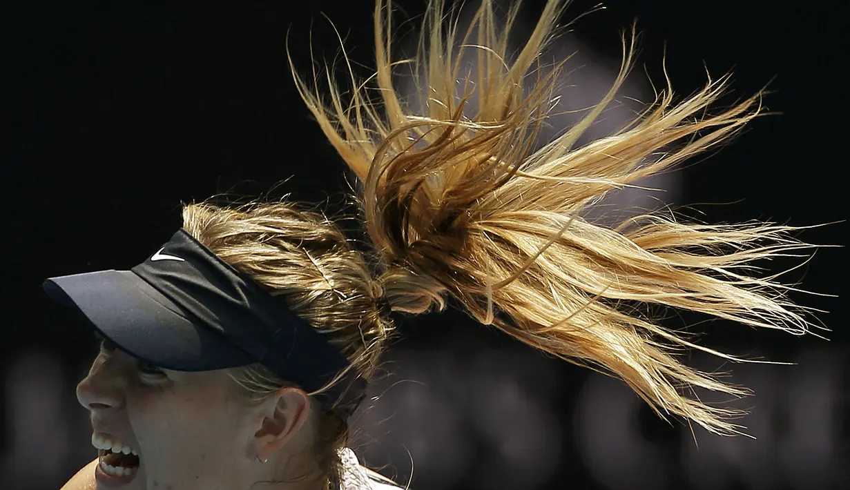 Kibasan rambut petenis putri Rusia, Maria Sharapova, saat menghadapi petenis AS, Serena Williams, dalam perempatfinal tenis Australia Terbuka 2016 di Melbourne Park, Australia, (26/1/2016). (Reuters/Issei Kato) 