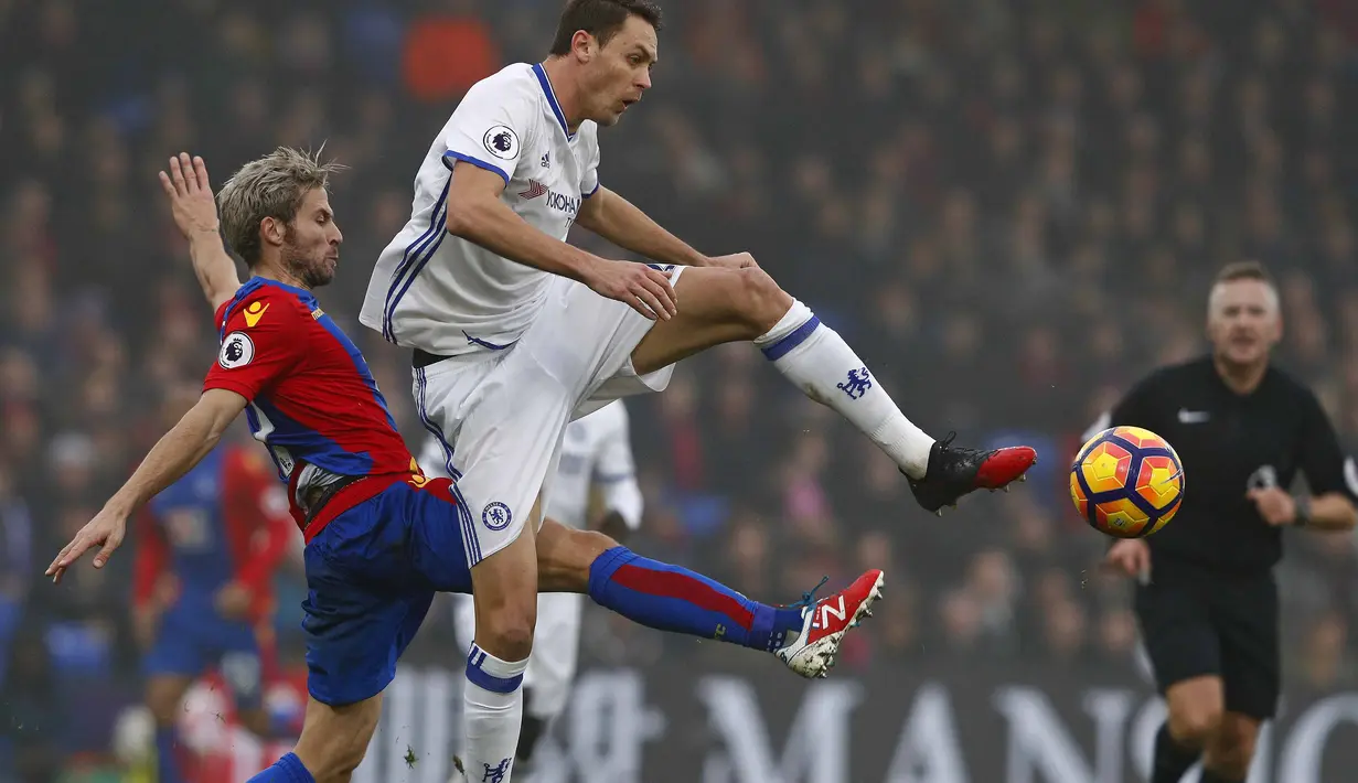 Pemain Crystal Palace, Yohan Cabaye (kir) berusaha menghadang pemain Chelsea, Nemanja Matic pada lanjutan Premier Leagu di Selhurst Park, (17/12/2016). Chelsea menang 1-0. (AFP/Adrian Dennis)  