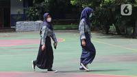Sejumlah siswa berjalan di lapangan SMP Negeri 1 Kota Tangerang, Kamis (12/5/2022). Sekolah di Kota Tangerang mulai menggelar pembelajaran tatap muka (PTM) setelah libur lebaran 2022. (Liputan6.com/Angga Yuniar)