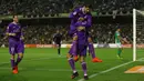 Para pemain Real Madrid merayakan gol yang dicetak Cristiano Ronaldo saat melawan Real Betis pada laga La Liga di Stadion Benito Vilamarin, Seville, Minggu (15/10/2016). Madrid menang 6-1 atas Betis. (Reuters/Marcelo Del Pozo)