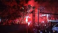 Ribuan Bobotoh menyambut kedatangan tim bus yang membawa rombongan tim Maung Bandung dii Graha Persib, Jalan Sulanjana, Kota Bandung, Minggu (16/2/2025) malam. (Bola.com/Erwin Snaz)