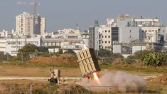 Sebuah rudal meluncur dari sistem pertahanan iron dome saat menghalau roket dari Jalur Gaza di Kota Ashdod, Israel, Selasa (12/11/2019). Tewasnya komandan Jihad Islam Baha Abu Al-Ata memicu serangan balasan dari militan Palestina di Gaza. (Jack Guez/AFP)