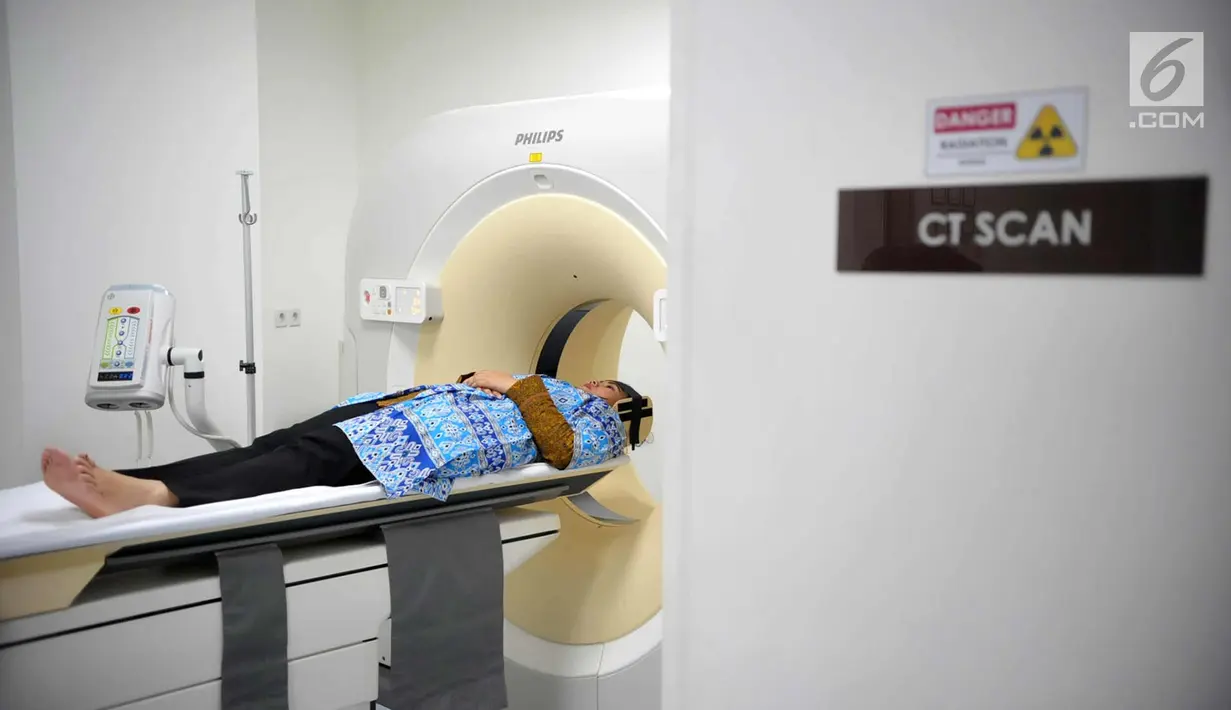 Simulasi penanganan pasien di rumah sakit Siloam Hospital Silampari Lubuklinggau (SHLL), Sumatera Selatan, Kamis (11/1). RS ini akan menyediakan perawatan dan layanan untuk 216 ribu orang yang tinggal di Lubuklinggau. (Liputan6.com/Immanuel Antonius)
