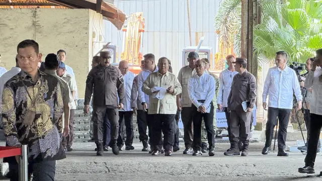 Presiden Prabowo Subianto saat berada di kawasan smelter PT. Tinindo Internusa, Kecamatan Bukitintan, Kota Pangkal Pinang, Senin (6/10/2025).