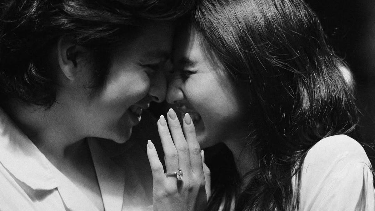 Tampilan Berlian Besar di Cincin Tunangan Shenina Cinnamon Saat Dilamar Angga Yunanda